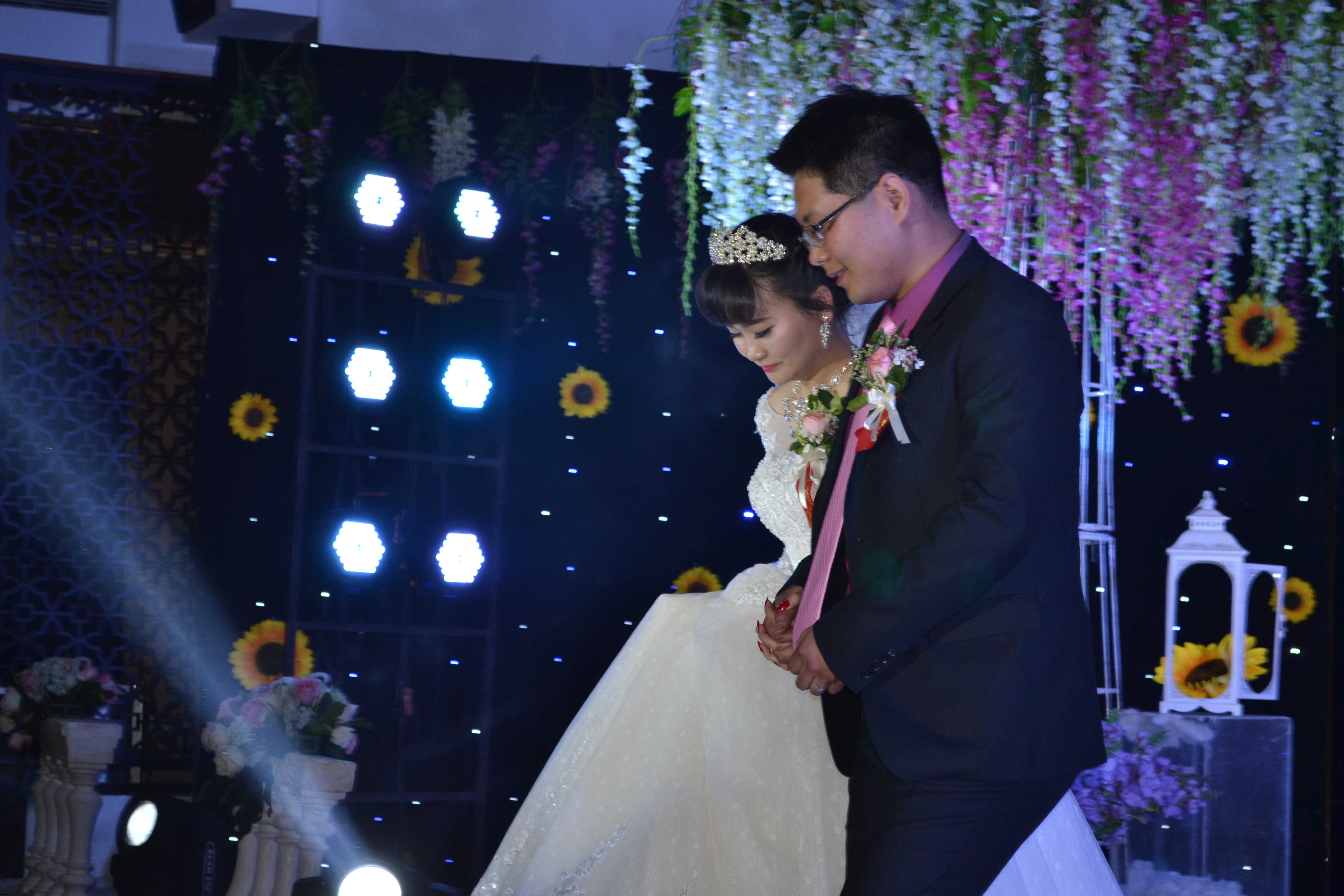 2016年4月22日婚礼现场，崔燕身着婚纱美丽动人