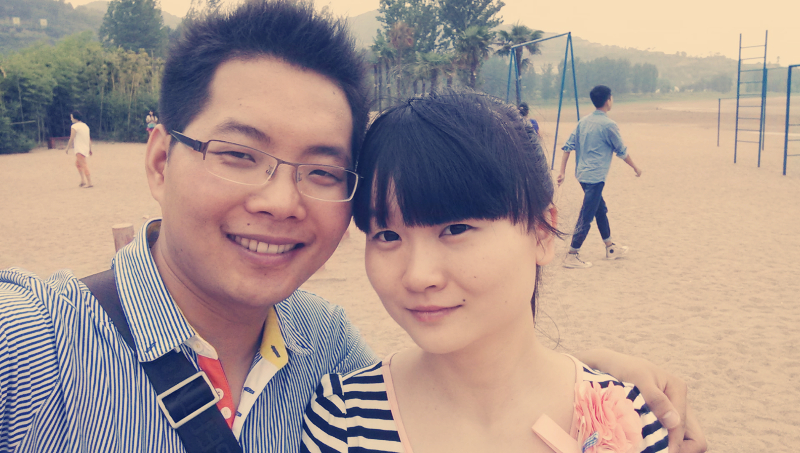 2014年夏，冯丁浩和崔燕在沙滩上的甜蜜自拍合影